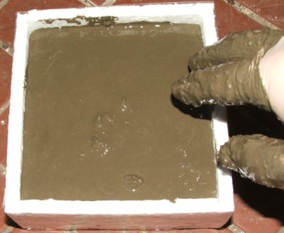 Hier ist der Zement eingegossen, etwa doppelt so viel Zement wie Wasser war in der Mischung, soll ja auch halten! / DSCF9319.JPG DSCF9319.JPG