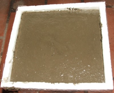 Kurz später ist das Wasser wieder eingezogen, die Masse trocknet schon leicht an, wenn sie hart ist, muss man immer wieder Wasser nachgeben, um ein kontinuierliches Nachhärten zu ermöglichen (zum Härten braucht es das Wasser) und Risse zu vermeiden! / DSCF9327.JPG DSCF9327.JPG