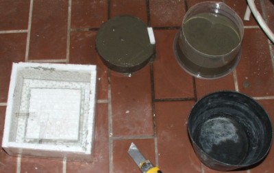 Eine Gesammtsicht: Gipsbecher rechts unten, zuvor gegossene normale Zementnester oben rechts, die Form steht links parat, in der Mitte ein Teppichmesser, für eventuelle Kanten... / DSCF9553.JPG DSCF9553.JPG