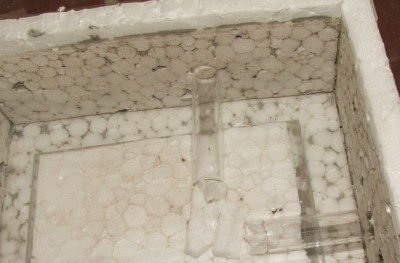 In die Rohre habe ich auch Styropor gesteckt und noch einen kleinen Zugang eingeplant, damit die Tiere nicht scharf um die Ecke laufen/klettern müssen, natürlich kann man sich hier auch mit den formbaren Materialen aus dem Gipsnestbau versuchen, wie bspw Knete, Schluff, Lehm oder Ton. / DSCF9557.JPG DSCF9557.JPG