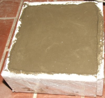 Zementmischung eingefüllt, sichtbar aber noch nur die kleine glatte Zementschicht. / DSCF9560.JPG DSCF9560.JPG