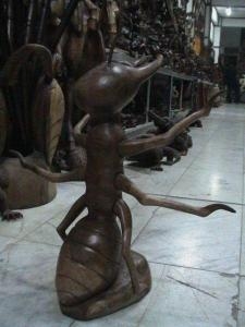 Ameise aus Holz geschnitzt